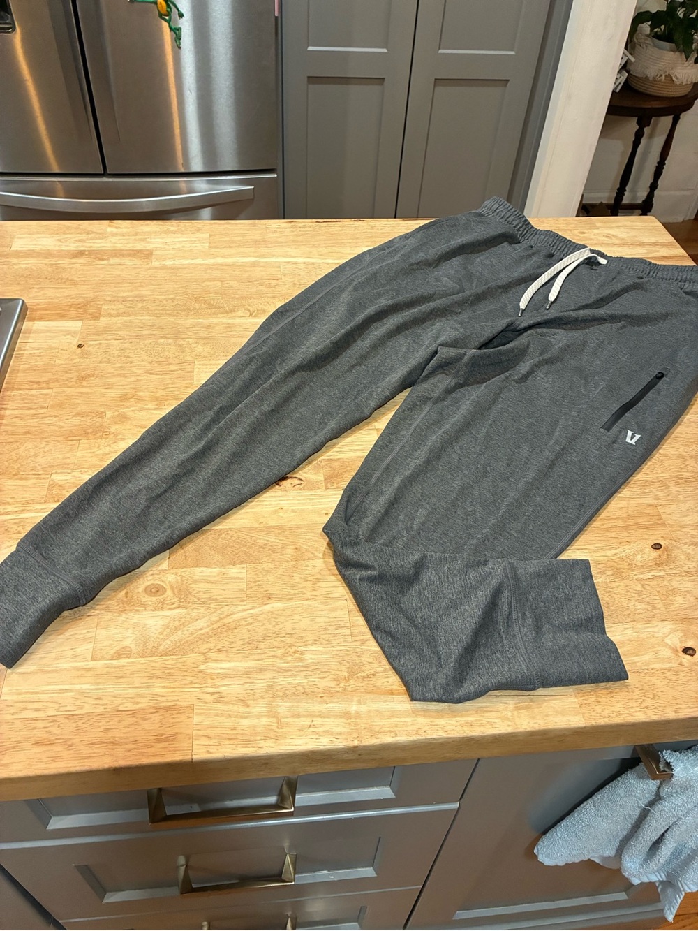 Vuori Men's Logo Sunday Performance Charcoal Gray Drawstring Joggers F85 Size L